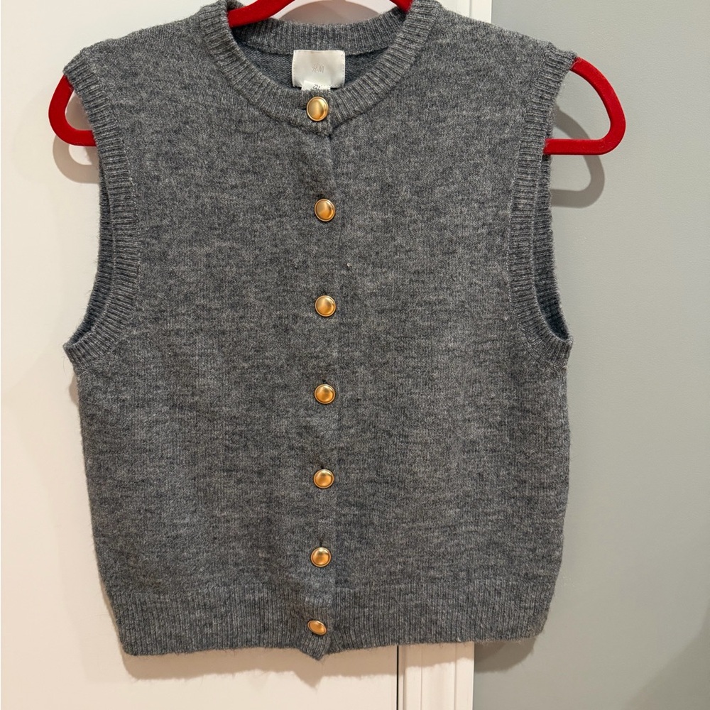 Women’s Small Gray Sleeveless Knit Vest with Gold Buttons
